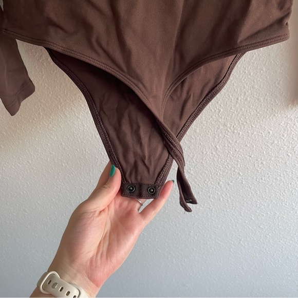 Aritzia - Babaton Contour Crew Neck Longsleeve Bodysuit - Picture 4 of 5